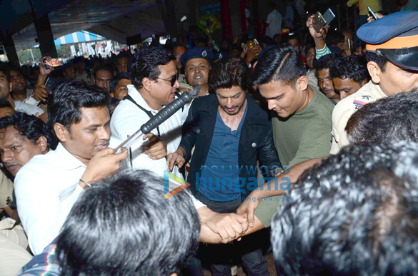 shah rukh khan snapped at bombay central as he departs for new delhi 2