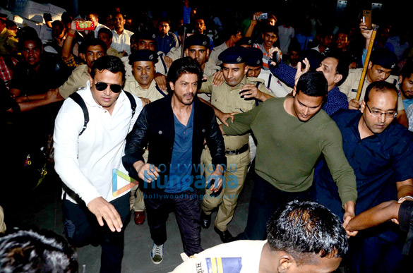 Shah Rukh Khan snapped at Bombay Central as he departs for New Delhi Shah Rukh Khan snapped at Bombay Central as he departs for New Delhi