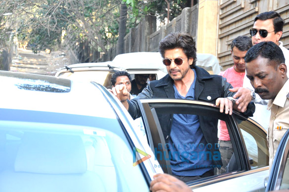 shah rukh khan snapped at mannat for raees promotions 8