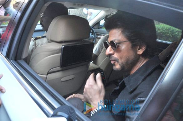 shah rukh khan snapped at mannat for raees promotions 9
