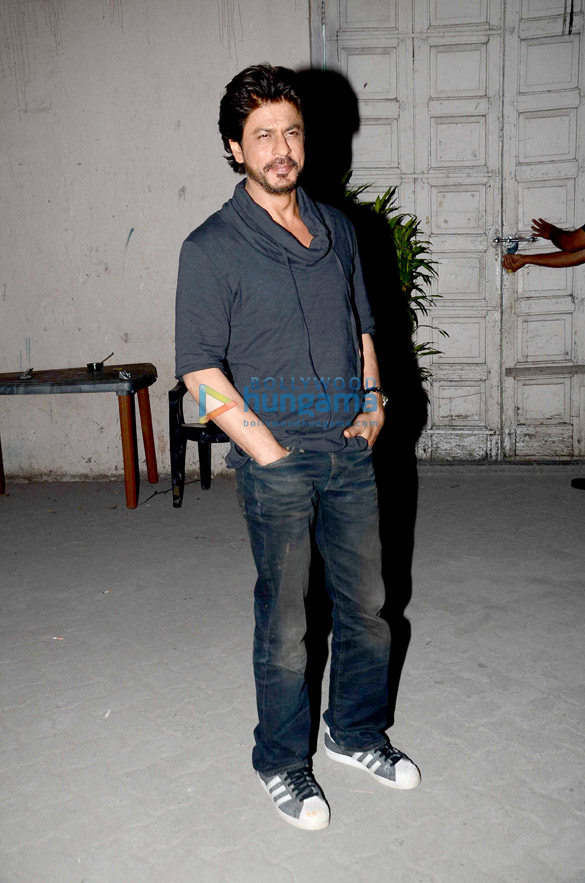 shah rukh khan snapped during raees promotions 1 2
