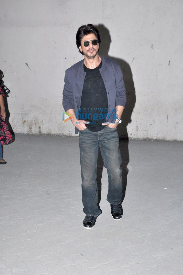 shah rukh khan snapped during raees promotions 4