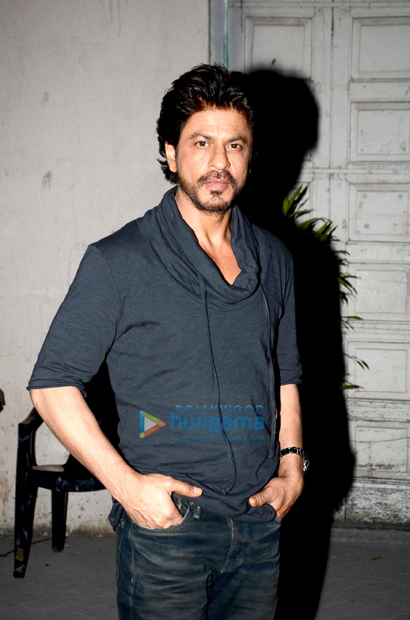 shah rukh khan snapped during raees promotions 7 2