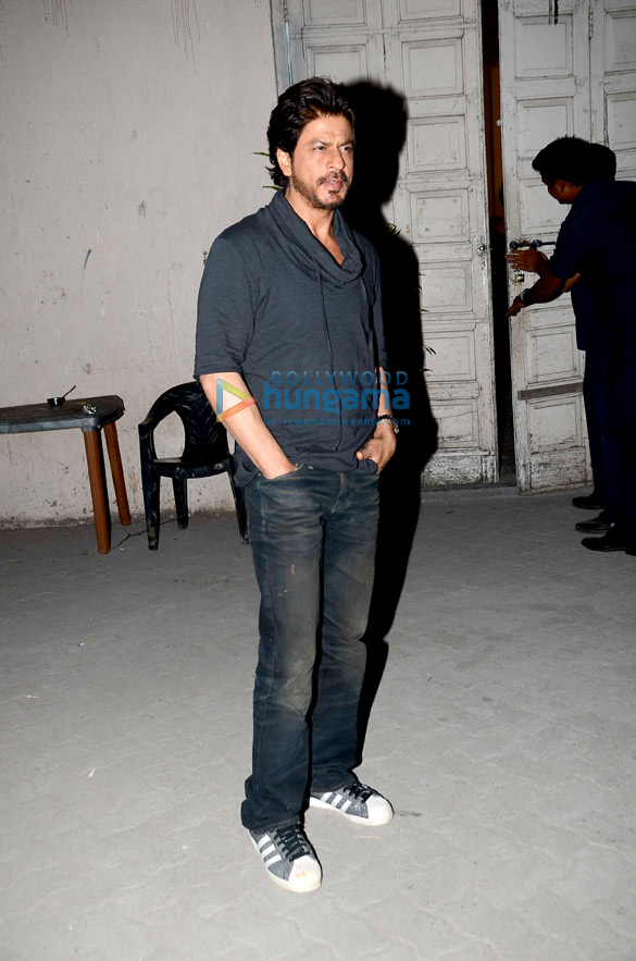 shah rukh khan snapped during raees promotions 8 2