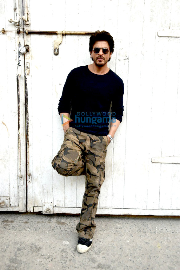 shah rukh snapped during raees promotions 2