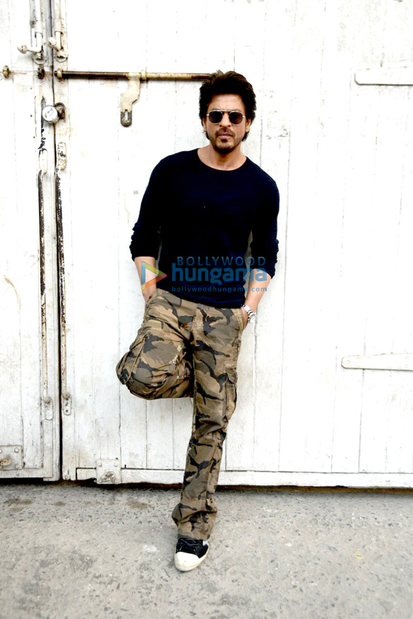 shah rukh snapped during raees promotions 3