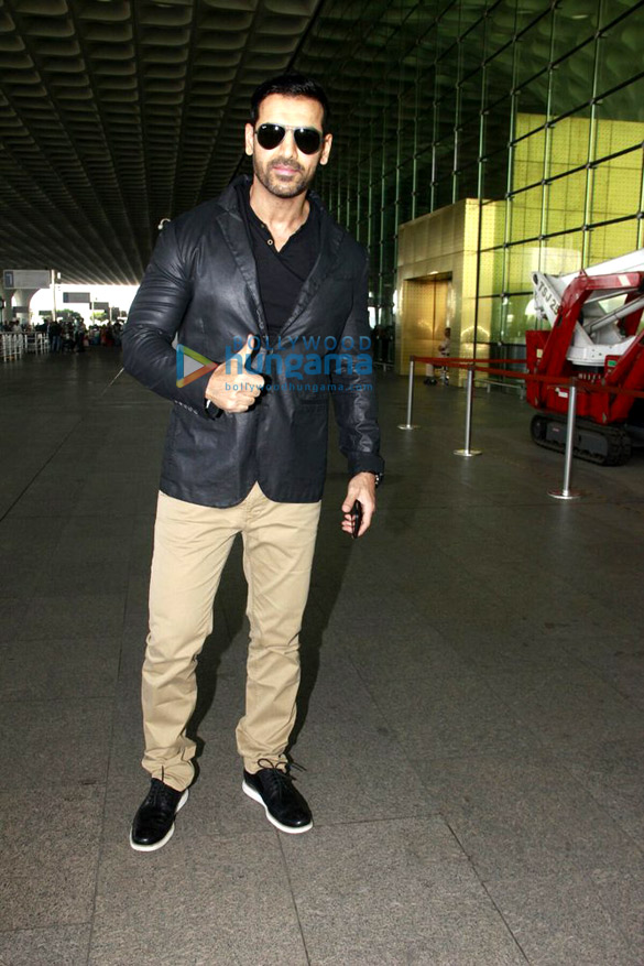 shahid kapoor mira rajput john abraham and others snapped at the airport 3