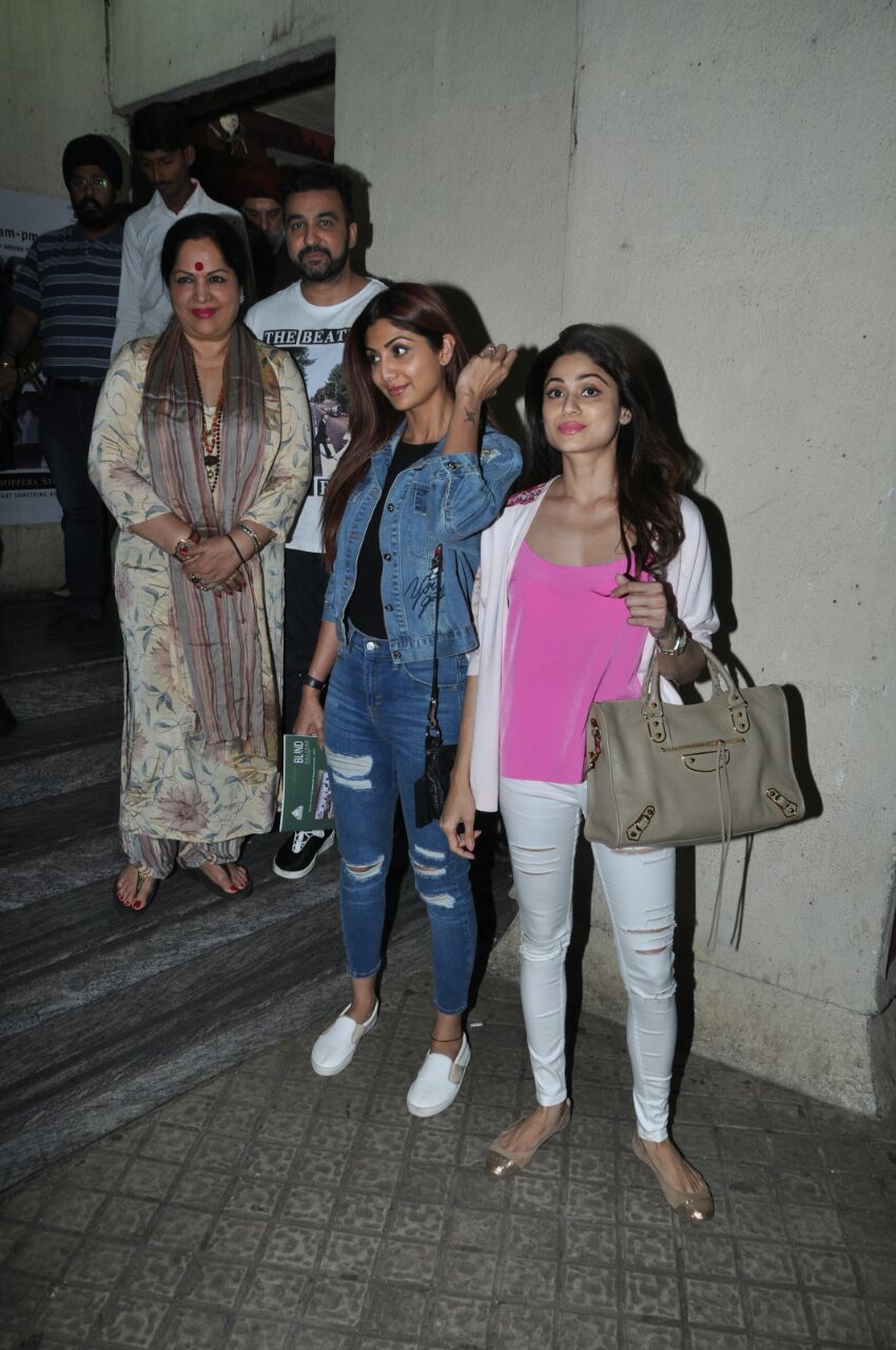 shilpa shetty family snapped at pvr juhu 4