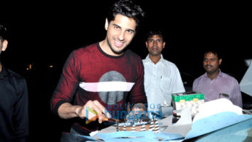Sidharth Malhotra celebrates his birthday with his fans
