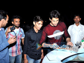 Sidharth Malhotra celebrates his birthday with fans