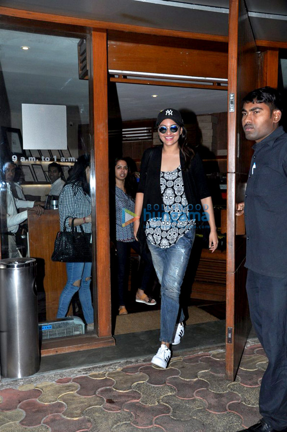 Sonakshi Sinha snapped post lunch at Salt Water Cafe Sonakshi Sinha snapped post lunch at Salt Water Cafe