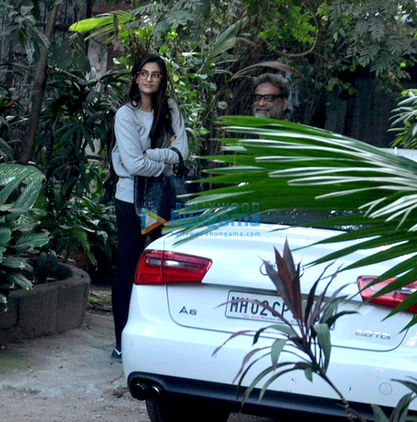 sonam kapoor snapped with r balki in bandra 3
