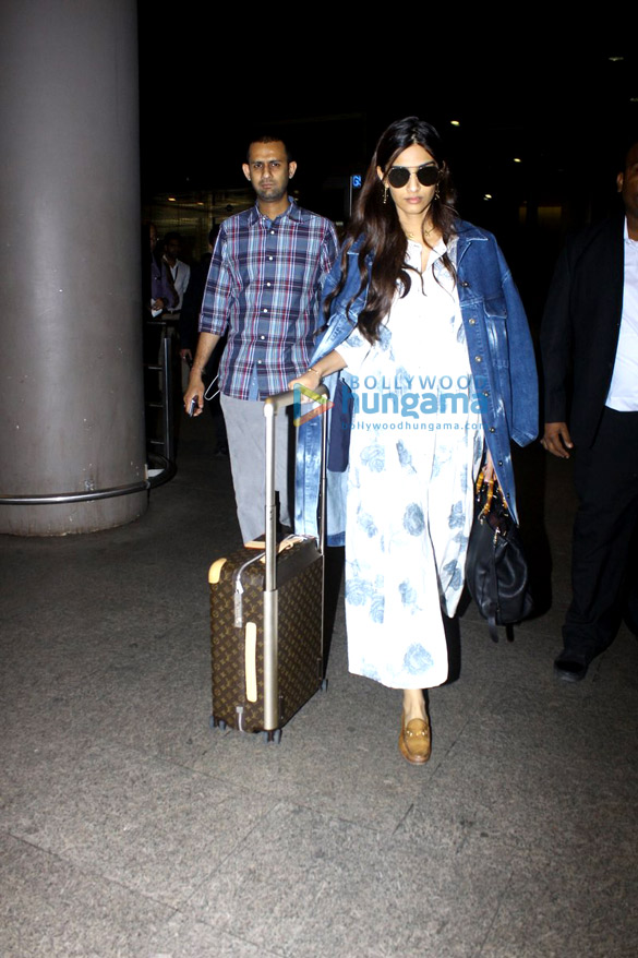 sonam snapped at the airport 4