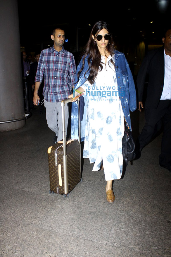 sonam snapped at the airport 5