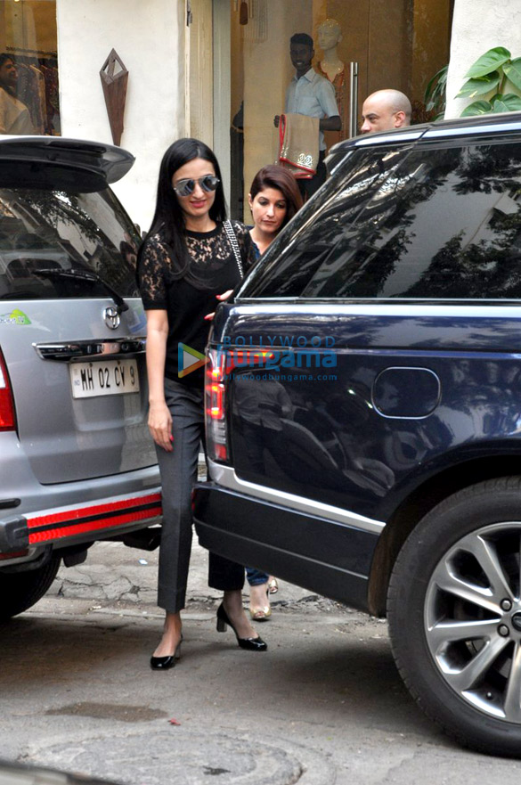 twinkle khanna and anu diwan snapped in bandra 6