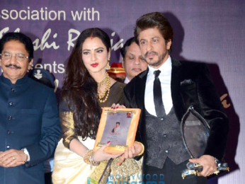 Rekha presents Shah Rukh Khan with the 4th Yash Chopra Memorial award
