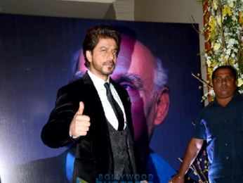 Rekha presents Shah Rukh Khan with the 4th Yash Chopra Memorial award