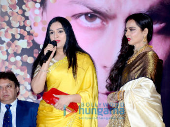 Rekha presents Shah Rukh Khan with the 4th Yash Chopra Memorial award