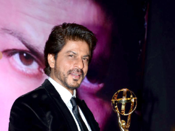 Rekha presents Shah Rukh Khan with the 4th Yash Chopra Memorial award