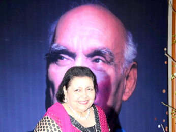 Rekha presents Shah Rukh Khan with the 4th Yash Chopra Memorial award