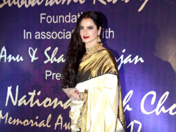 Rekha presents Shah Rukh Khan with the 4th Yash Chopra Memorial award