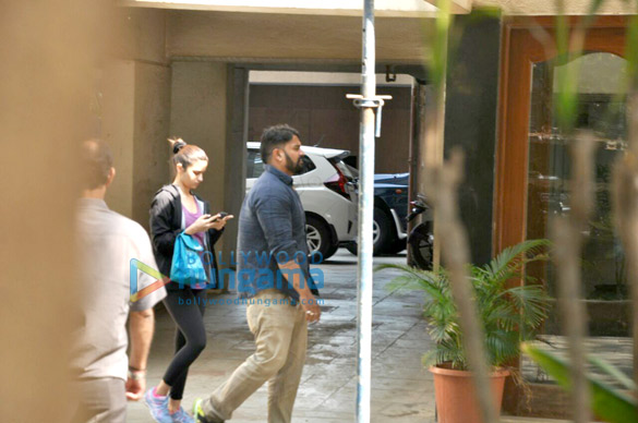 alia bhatt snapped arriving at sidharth malhotras house 4