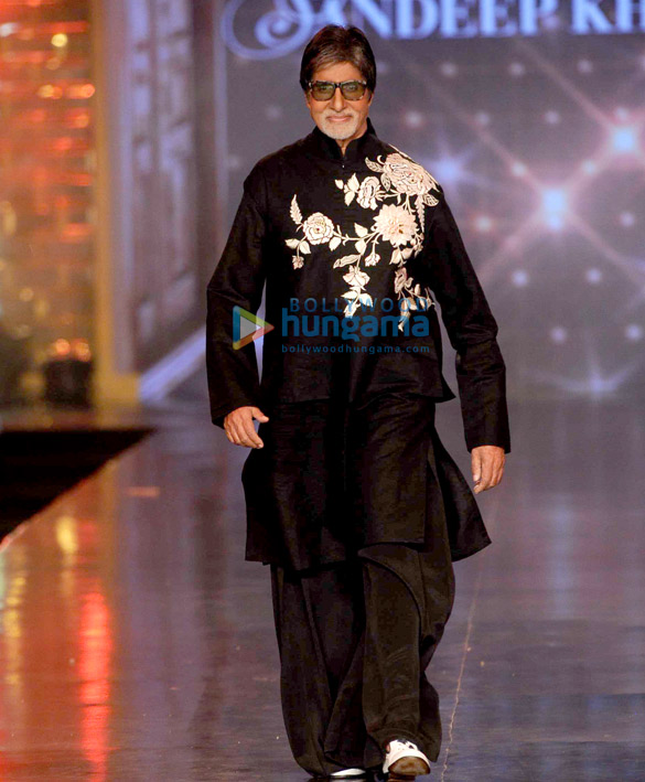 amitabh bachchan varun dhawan alia bhatt sonali bendre grace abu jani sandeep khoslas fashion show for cpaa 2