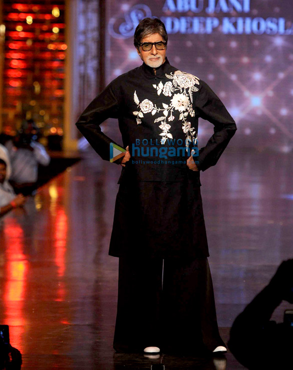 amitabh bachchan varun dhawan alia bhatt sonali bendre grace abu jani sandeep khoslas fashion show for cpaa 5
