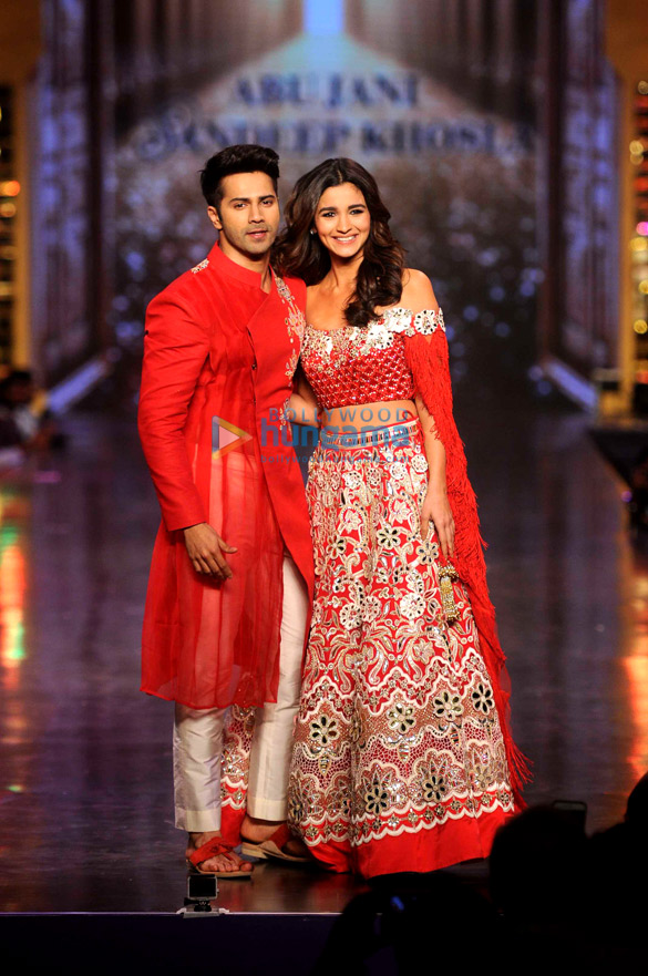 Amitabh Bachchan, Varun Dhawan, Alia Bhatt & Sonali Bendre grace Abu Jani & Sandeep Khosla’s fashion show for CPAA Amitabh Bachchan, Varun Dhawan, Alia Bhatt & Sonali Bendre grace Abu Jani & Sandeep Khosla’s fashion show for CPAA