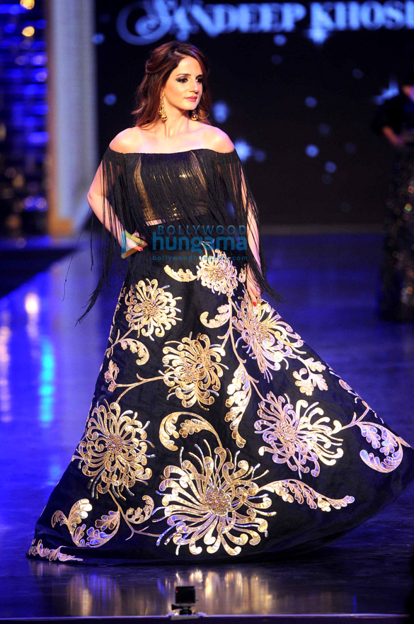 amitabh bachchan varun dhawan alia bhatt sonali bendre grace abu jani sandeep khoslas fashion show for cpaa 7