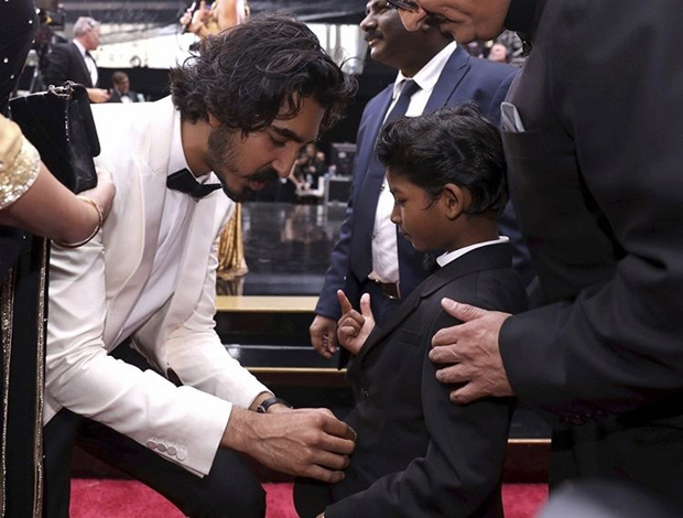 dev patel and sunny pawar hang out with andrew garfield samuel l jackson and others at oscars 2017 6
