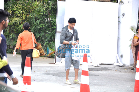 farhan akhtar snapped in bandra 2 2