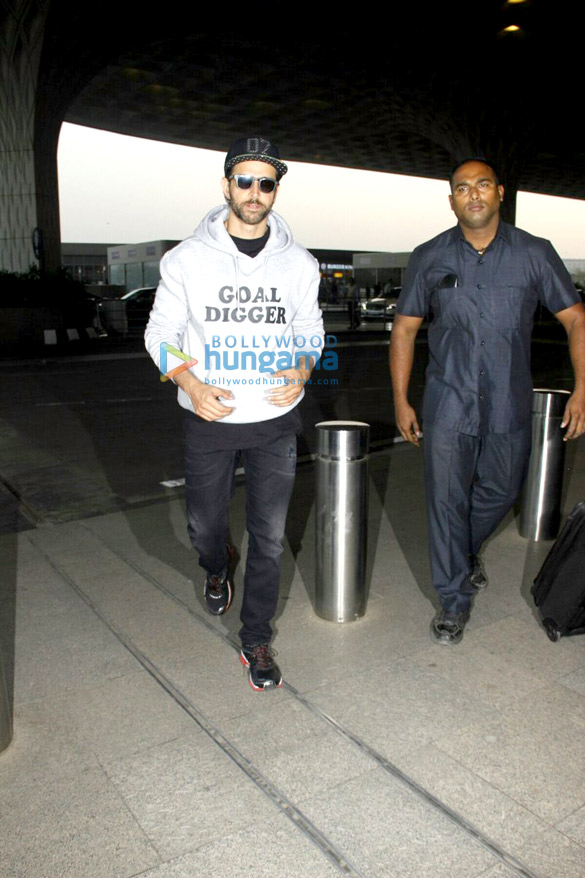 Hrithik Roshan & Yami Gautam snapped at the airport