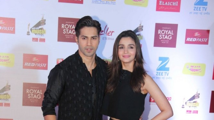 Varun Dhawan, Alia Bhatt Sing Tamma Tamma Again At Mirchi Music Awards 2017 Varun Dhawan, Alia Bhatt Sing Tamma Tamma Again At Mirchi Music Awards 2017