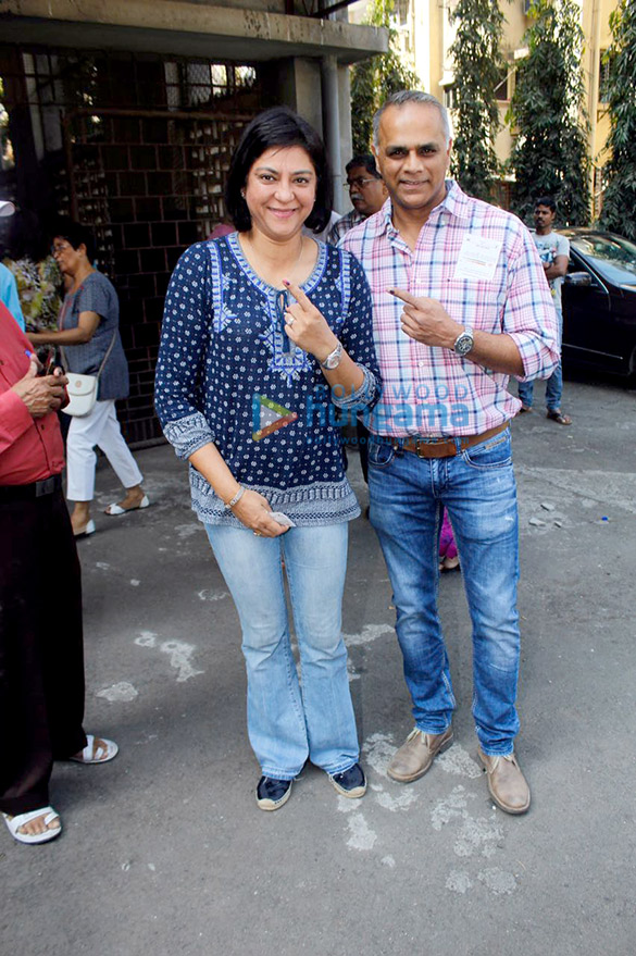john abraham kiran rao prem chopra and priya dutt cast their vote in bandra 4