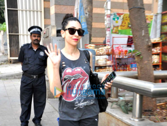 Kareena Kapoor Khan, Karisma Kapoor snapped post salon session in Bandra