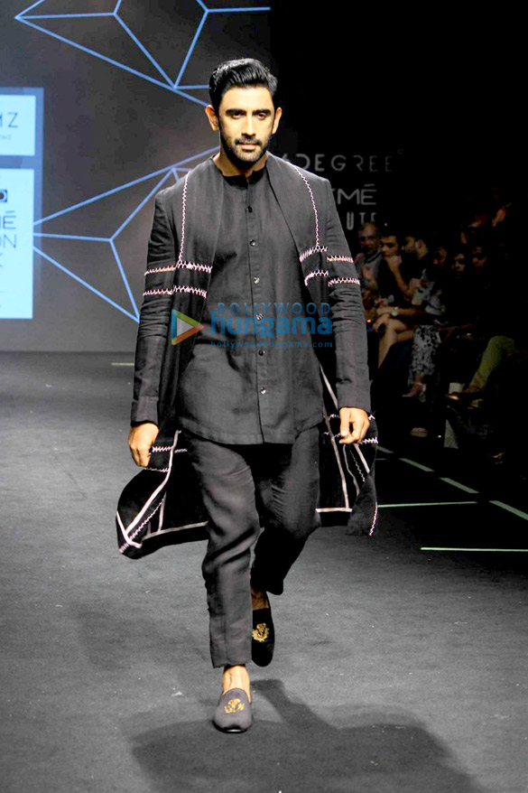 kareena sushmita disha walk the ramp at lfw 2017 10