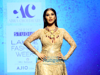 Kareena Kapoor Khan, Sushmita Sen, Tabu, Disha Patani walk the ramp at Lakme Fashion Week 2017 - Day 5