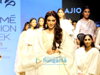 Kareena Kapoor Khan, Sushmita Sen, Tabu, Disha Patani walk the ramp at Lakme Fashion Week 2017 - Day 5