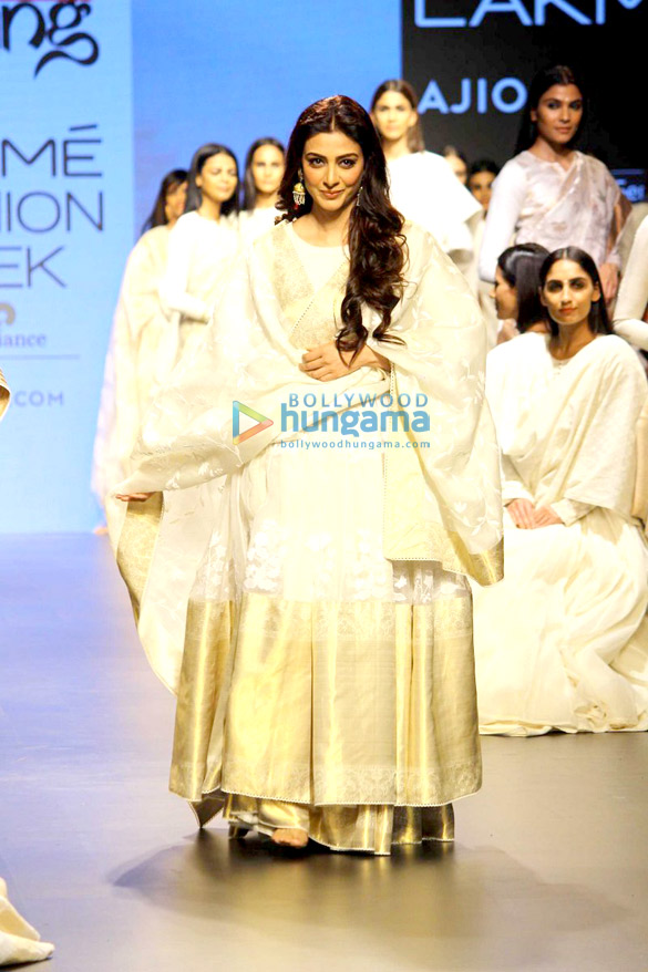 kareena sushmita disha walk the ramp at lfw 2017 3