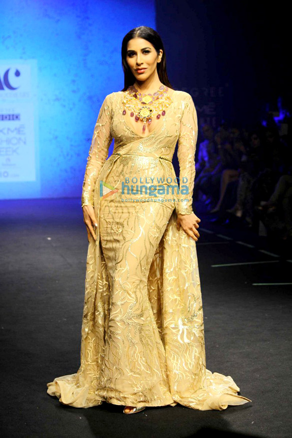 kareena sushmita disha walk the ramp at lfw 2017 7