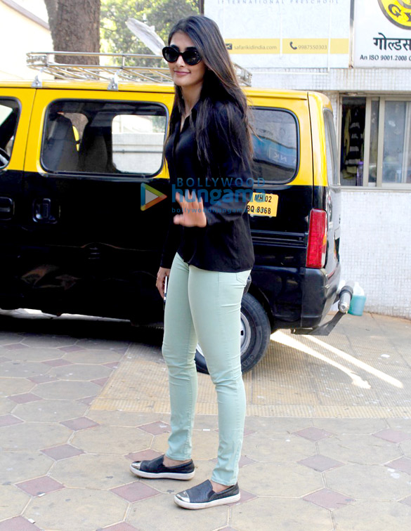 pooja hegde snapped in bandra 4