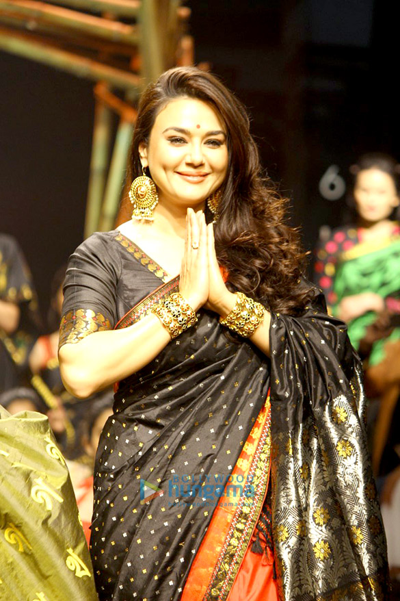 preity zinta walks the ramp at lakme fashion week 2017 2