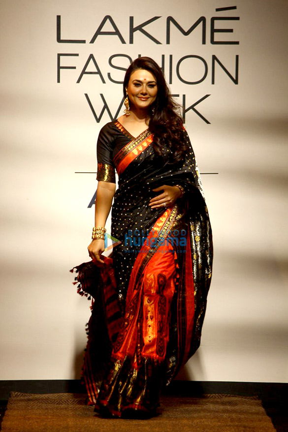 preity zinta walks the ramp at lakme fashion week 2017 3