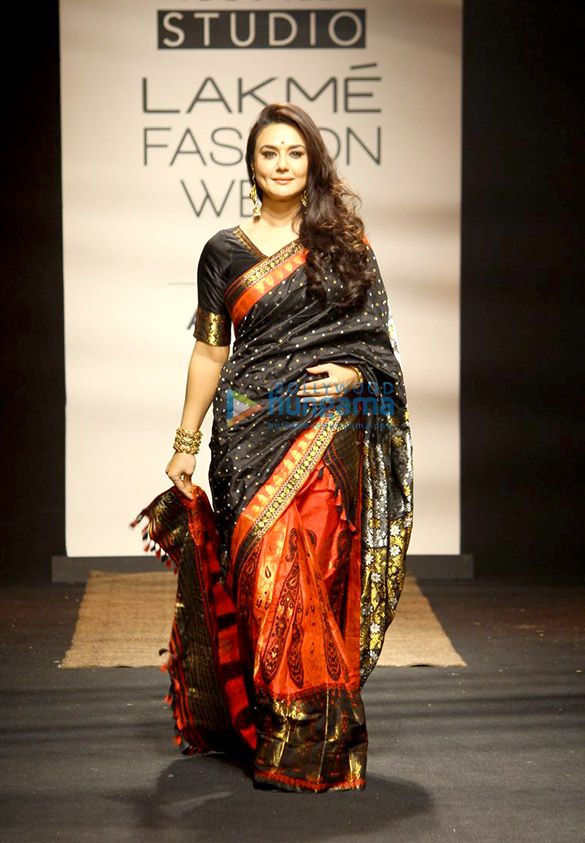 preity zinta walks the ramp at lakme fashion week 2017 7