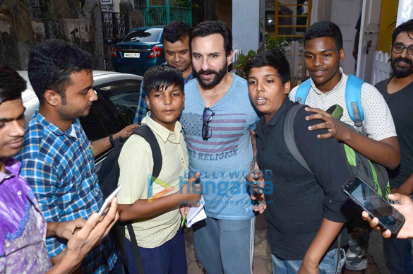 saif ali khan snapped in bandra 3