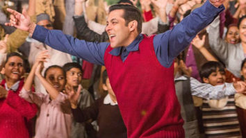 Salman Khan has been set a target of Rs. 400 crore by Aamir Khan for Tubelight and Tiger Zinda Hai