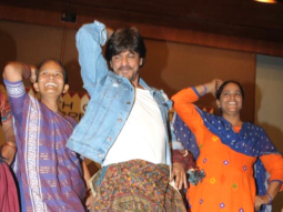 Watch: Shah Rukh Khan charms women in Ahmedabad