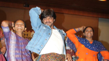 Watch: Shah Rukh Khan charms women in Ahmedabad