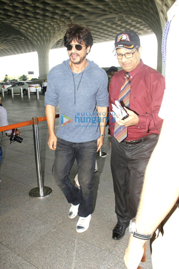 shah rukh khan vidhu vinod chopra depart for ajay bijlis 50th birthday bash in dubai 3